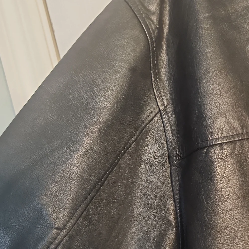 Men's Sleek Black Leather Jacket - Picture 10 of 13